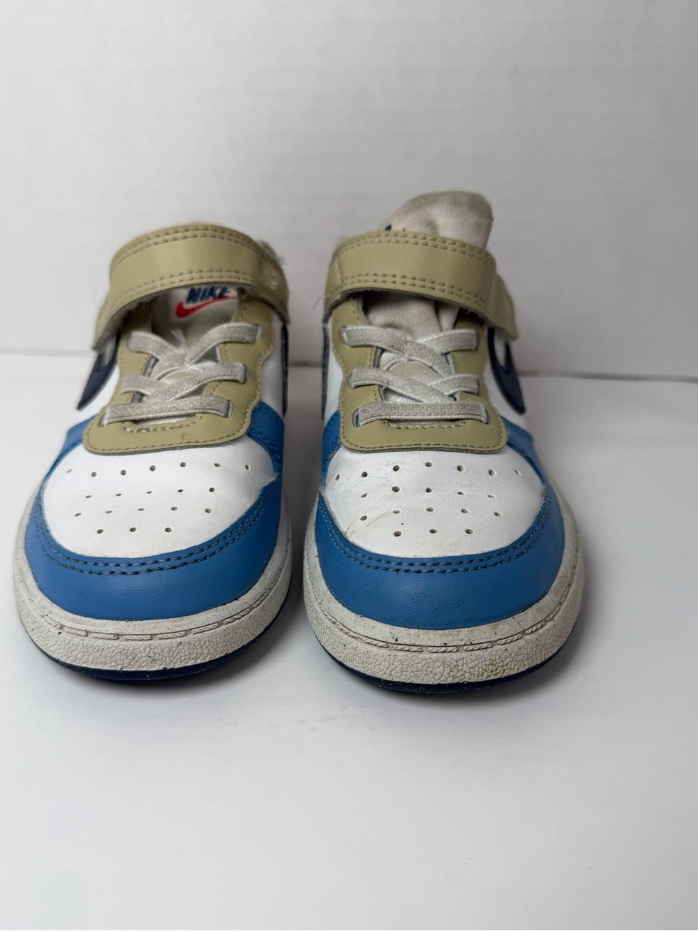 Nike Kids Low-Top Sneakers in White, Blue & Tan